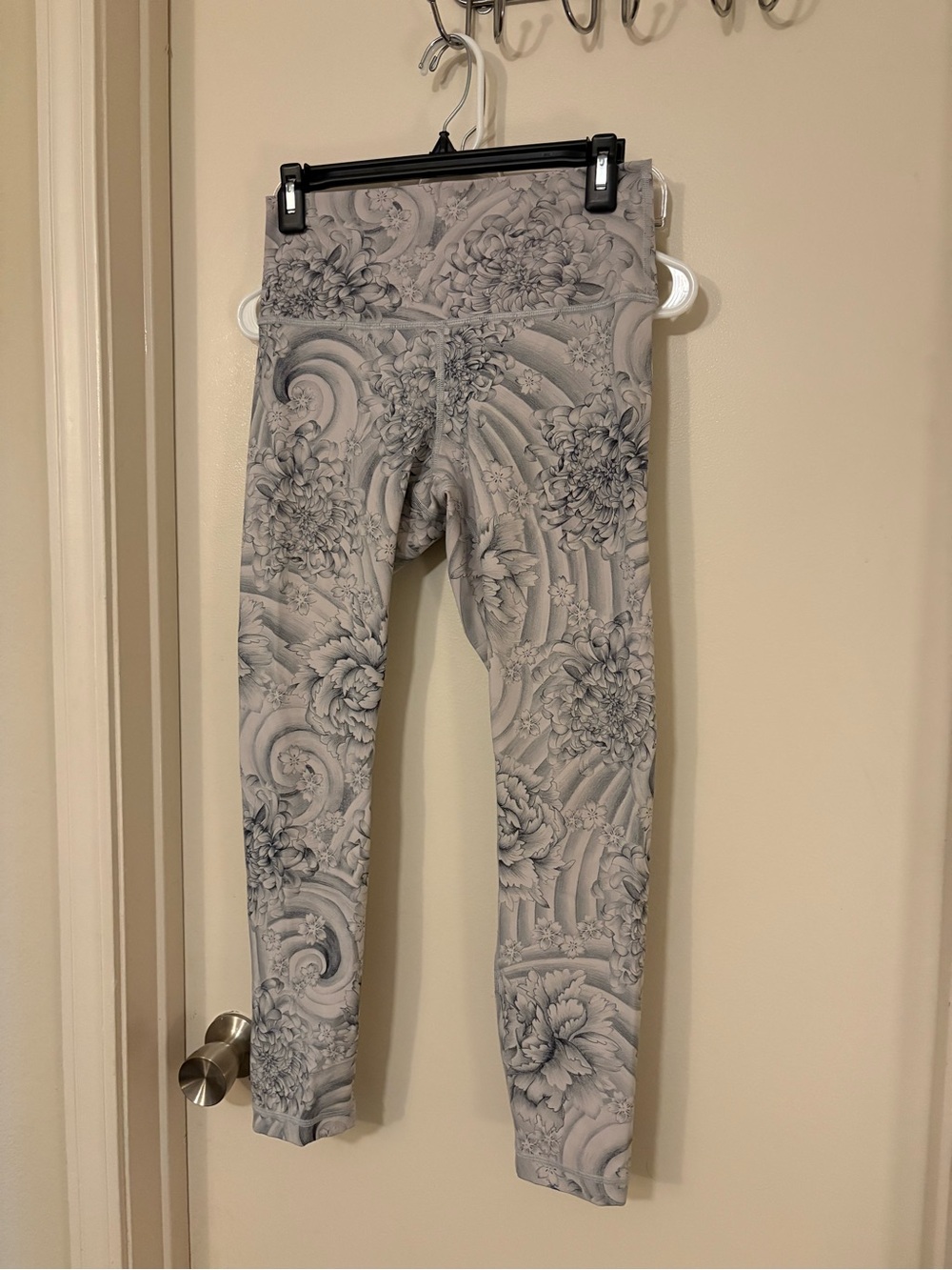 lululemon athletica Gray Floral Swirl size 8 wunder under Leggings
